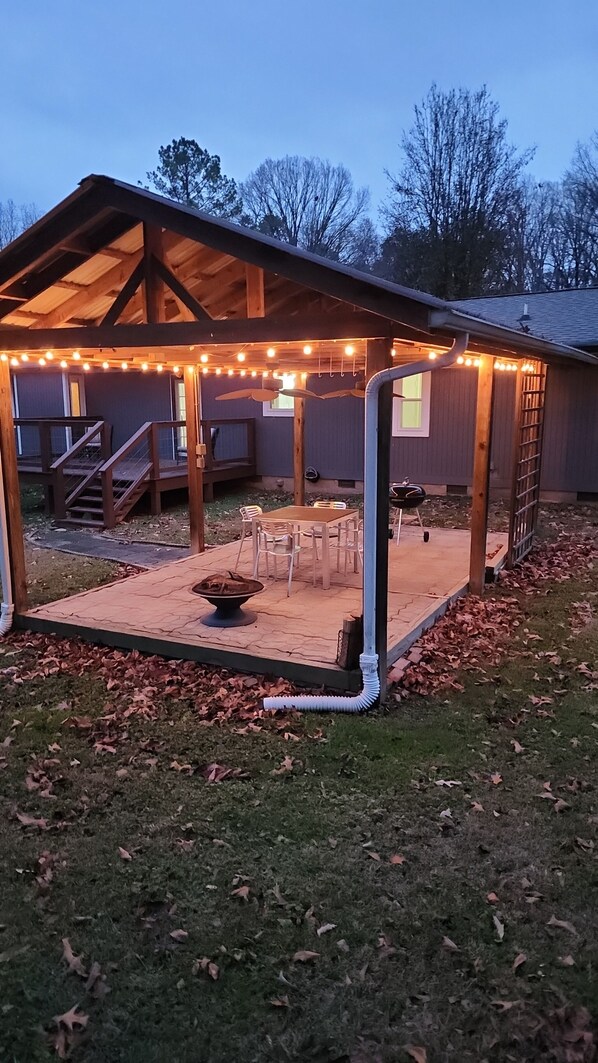 Outdoor dining - Cozy 3 bedroom Cottage in Charming Ringold Ga (Ringgold)