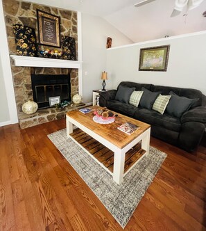 Smart TV, DVD player, books, stereo - Cozy 3 bedroom Cottage in Charming Ringold Ga (Ringgold)