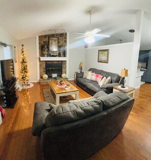 Smart TV, DVD player, livros, aparelho de som