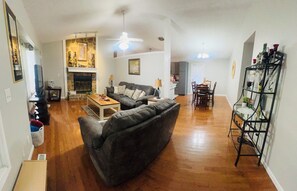 Smart TV, DVD player, books, stereo - Cozy 3 bedroom Cottage in Charming Ringold Ga (Ringgold)