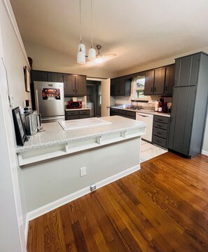 Fridge, microwave, oven, stovetop - Cozy 3 bedroom Cottage in Charming Ringold Ga (Ringgold)