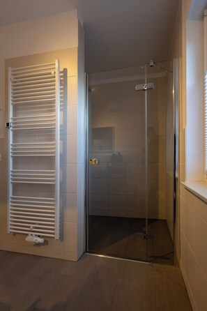 Shower, hair dryer, towels, soap - Stylish & central vacation apartment in Oranienburg (Oranienburg)