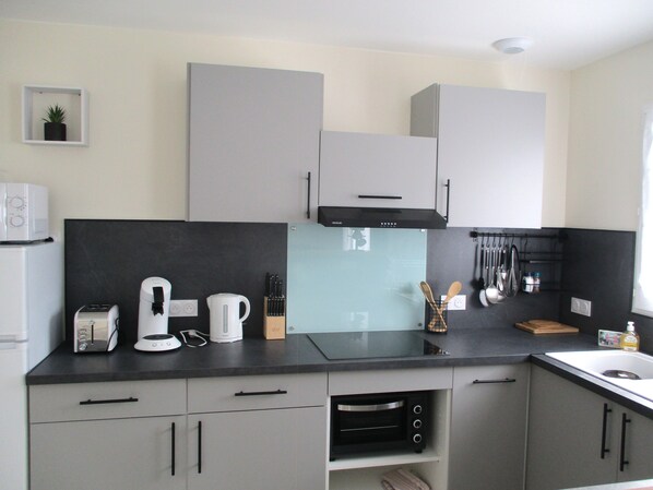 Kühlschrank, Mikrowelle, Ofen, Herdplatte