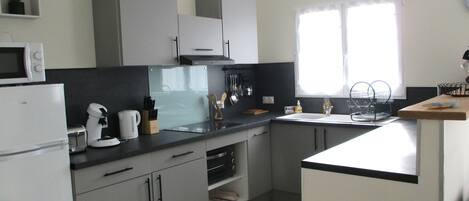 Køleskab, mikrobølgeovn, ovn, kogeplade