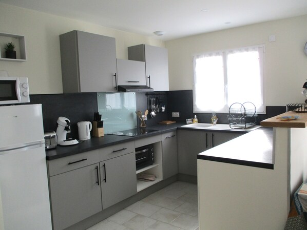 Kjøleskap, mikrobølgeovn, ovn og kokeplater