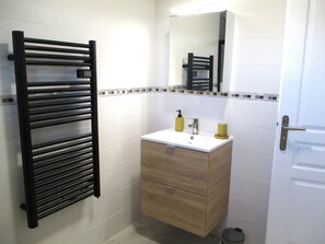 Dutxa, assecador de cabells, tovalloles i sabó 