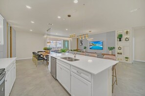 Fridge, microwave, oven, stovetop - 10 BED | 8 BATH Villa GamesRoom & POOL 16271Saint (Clermont)