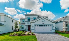Exterior - Spacious 5 Bed Pool Home with Game Room (Davenport)