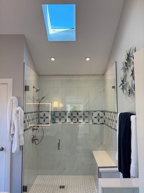 Dusche, Haartrockner, Handtücher, Seife