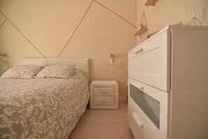 مكواة/لوح كي وخدمة الإنترنت وملاءات أسرّة