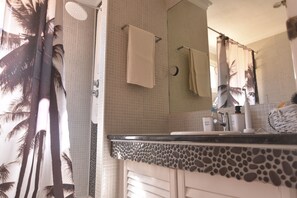 Haartrockner, Handtücher, Toilettenpapier