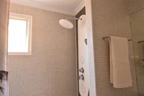 Een haardroger, handdoeken, toiletpapier