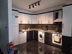 Private kitchen - Mooi familie appartement 30 meter van het strand. (Mersin)