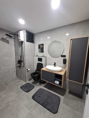 Haartrockner, Bidet, Handtücher, Seife