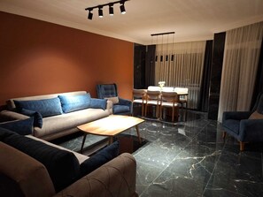 Living area - Mooi familie appartement 30 meter van het strand. (Mersin)