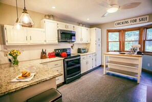 Microondas, horno, placa de cocina y lavavajillas