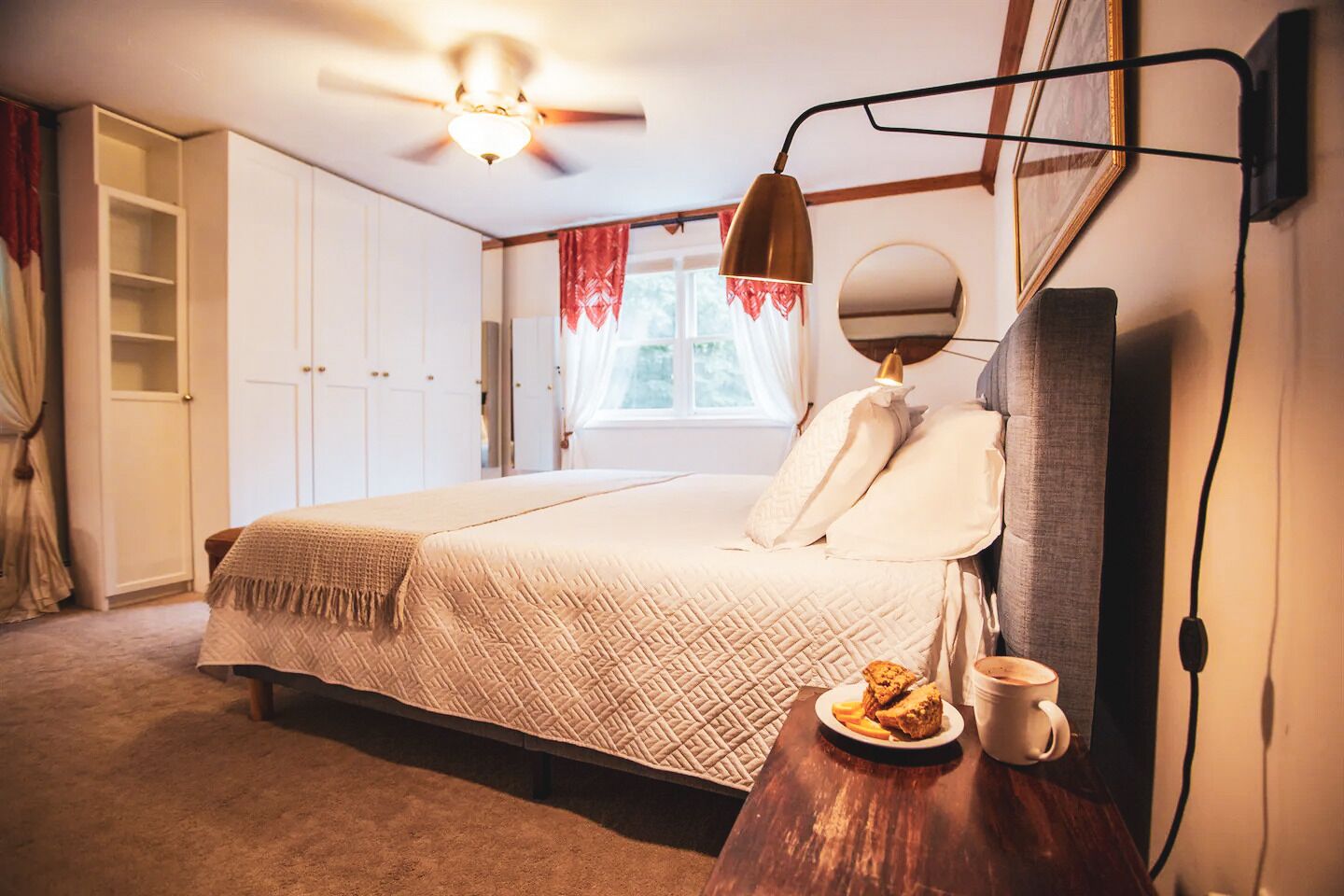 4 quartos, ferros/tábuas de passar roupa, acesso à internet