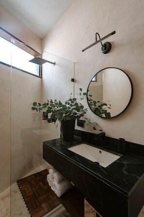 Regadera, secadora de cabello, toallas, jabón 