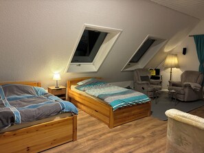 WiFi, bed sheets - Cozy vacation home with large property. Ideal for families and pets. (Stadtkyll)
