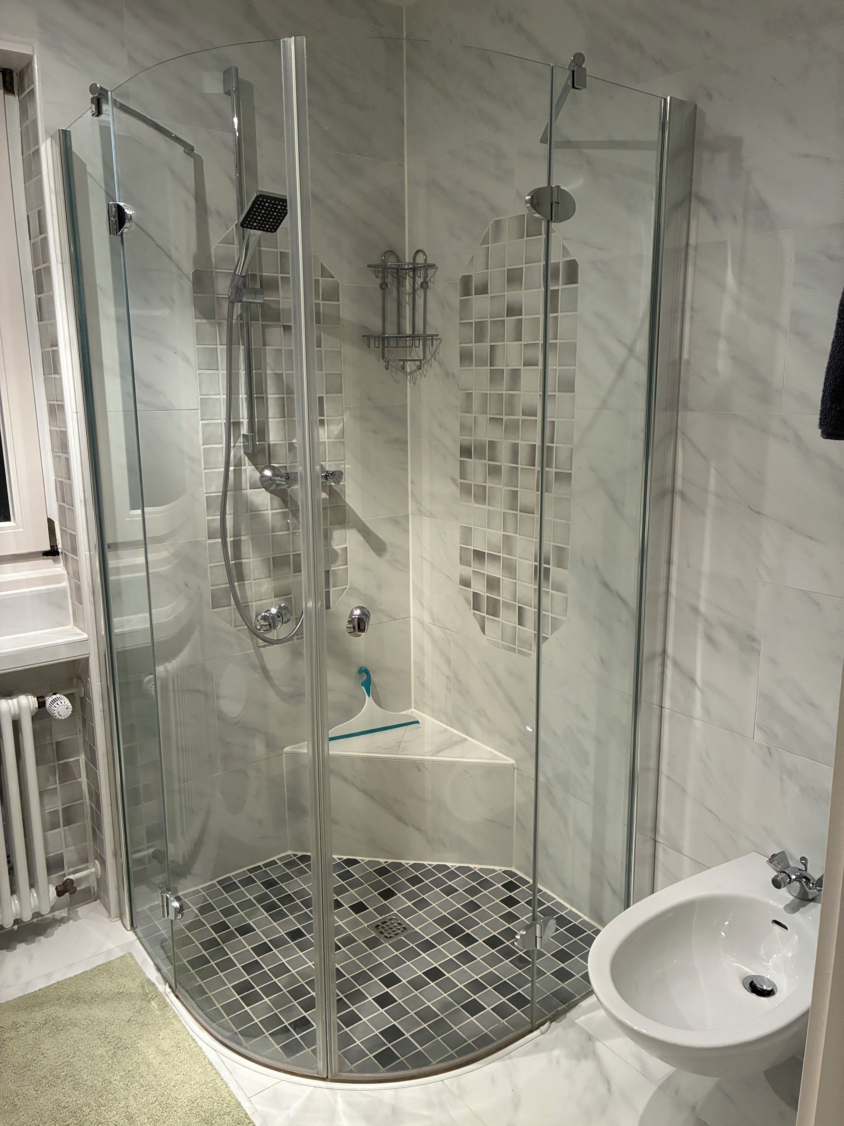 Regadera, bidet, toallas, jabón 