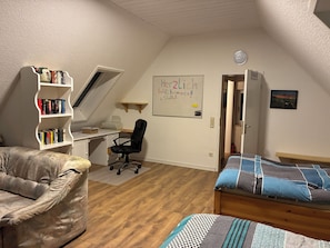 WiFi, bed sheets - Cozy vacation home with large property. Ideal for families and pets. (Stadtkyll)