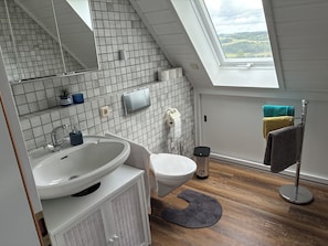 Shower, bidet, towels, soap - Cozy vacation home with large property. Ideal for families and pets. (Stadtkyll)