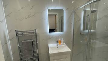 Douche, serviettes fournies, savon, papier toilette