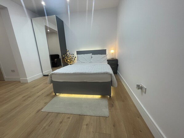 Een strijkplank/strijkijzer, internet