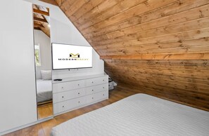 3 bedrooms, WiFi, bed sheets - Eurelax - Hot Tub - Huge Yard - Walk to Village! (Big Bear Lake)