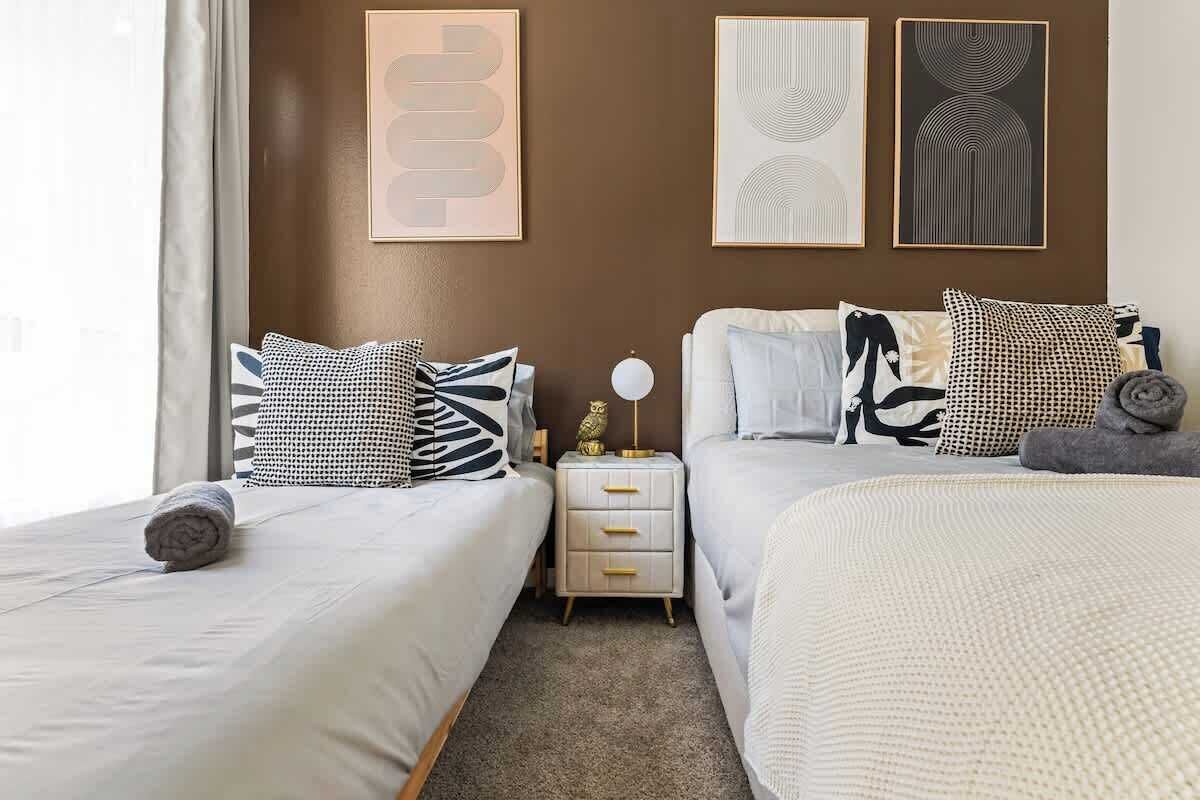 2 bedrooms, iron/ironing board, WiFi, bed sheets