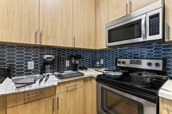 冷蔵庫、電子レンジ、オーブン、コンロ