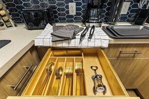 冰箱、微波炉、烤箱、炉灶