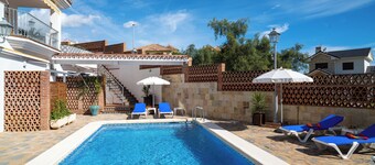 Spacious studio with kitchen in a villa with heated pool