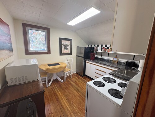 Bright 1-Bedroom Furnished Private Apartment in Dwight, Lake of Bays