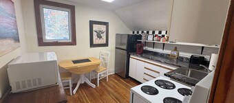 Bright 1-Bedroom Furnished Private Apartment in Dwight, Lake of Bays