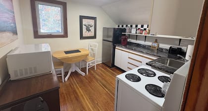 Bright 1-Bedroom Furnished Private Apartment in Dwight, Lake of Bays