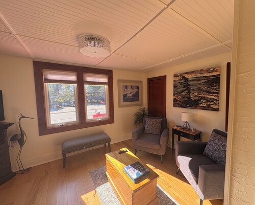 Bright 1-Bedroom Furnished Private Apartment in Dwight, Lake of Bays