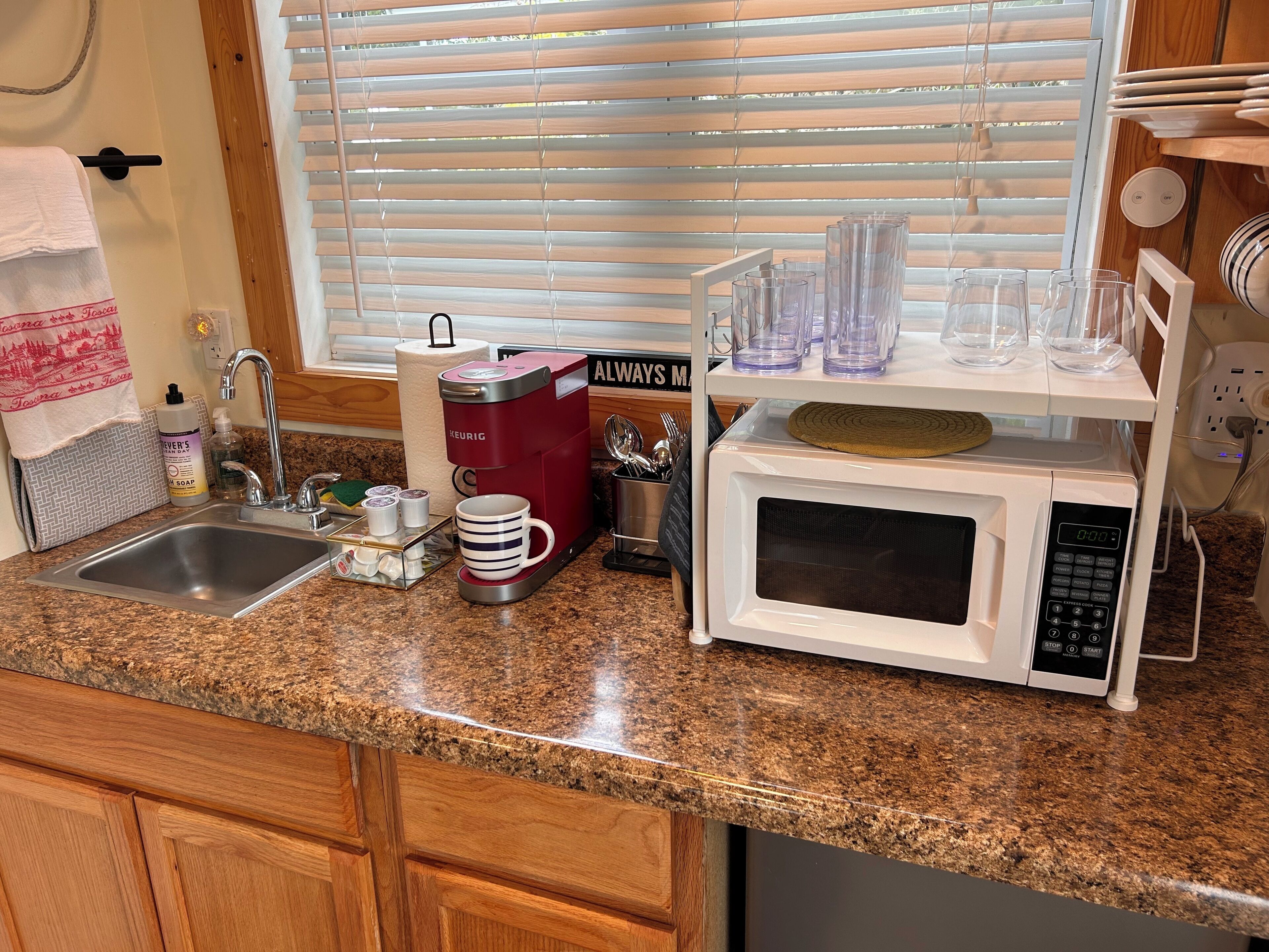 Mikrobølgeovn og papirhåndklær