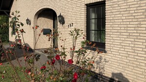 A building with a brick facade, a window, and a door with a small archway. - Vacation apartment Dorfliebe Minden by Engelmann (Minden)