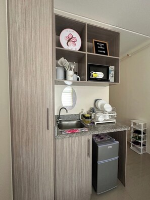 Desk, laptop workspace, free WiFi