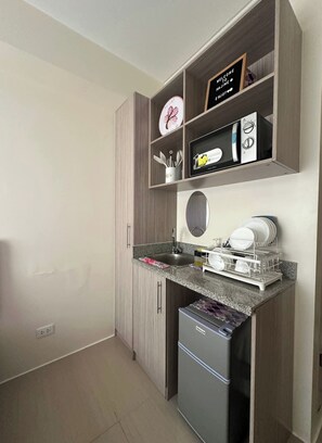 Desk, laptop workspace, free WiFi