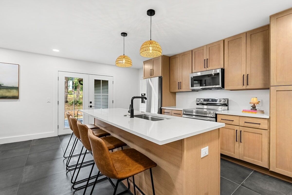 Microwave, dishwasher, coffee/tea maker, cookware/dishes/utensils