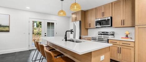 Micro-ondes, lave-vaisselle, cafetière/bouilloire