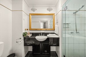 House | Bathroom - Studio Stay in Brisbane CBD Hotel Building (Brisbane)