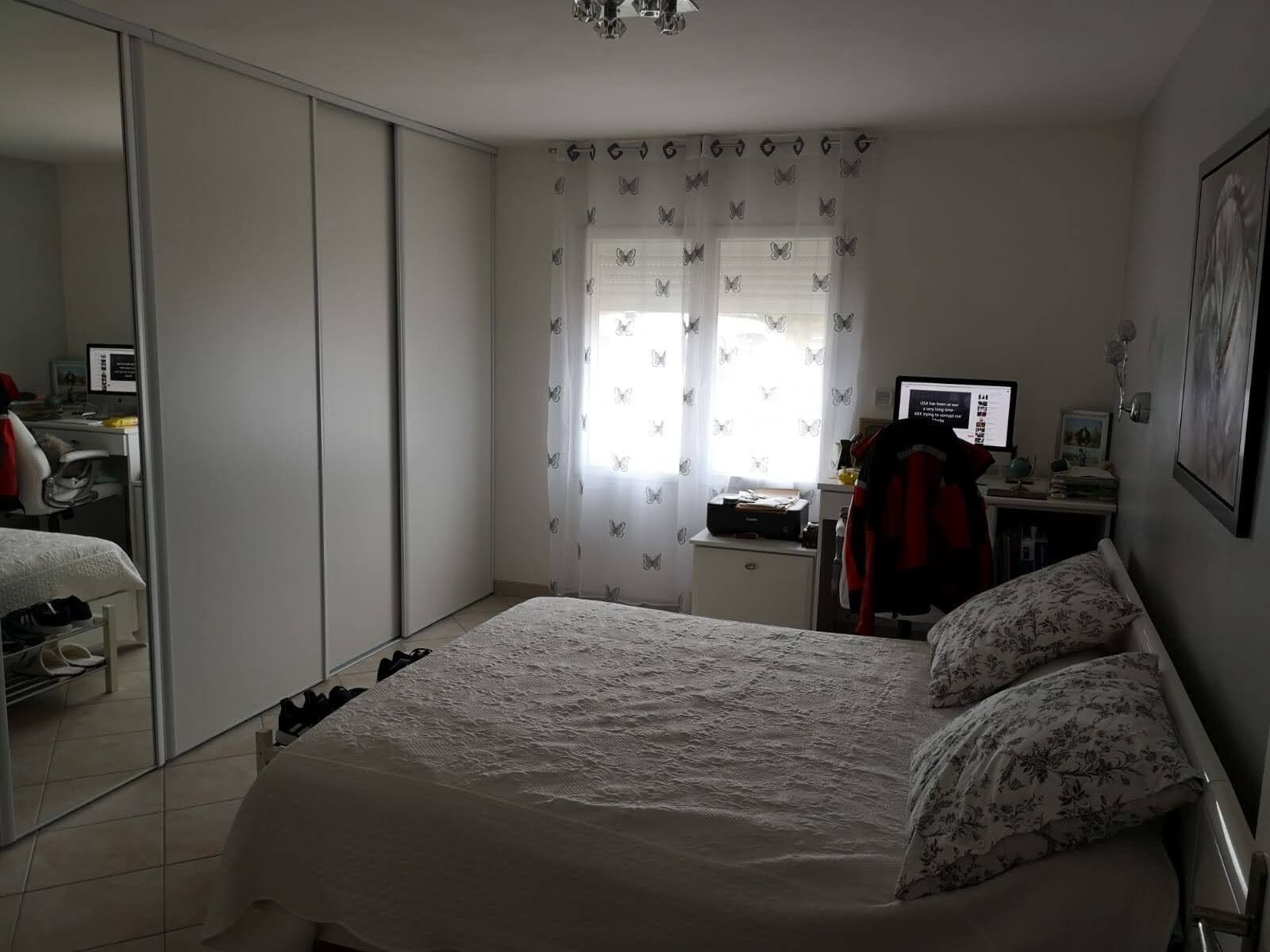 1 多间卧室、办公桌、熨斗/熨衣板、旅行婴儿床