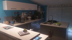 Frigorifero, microonde, forno, piano cottura