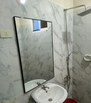 Shower, bidet - Entire rental unit - bright space and a magnificent overlooking view of area. (San Jose del Monte)