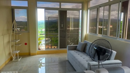 Smart TV. Entire rental unit - bright space and a magnificent overlooking view of area.