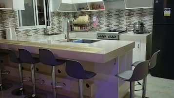 Refrigerador, parrilla de estufa y tetera eléctrica