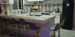 Geladeira, cooktop, chaleira elétrica